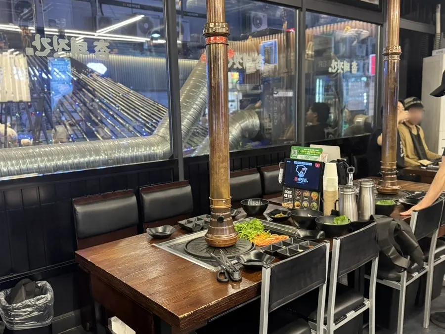 Spacious, clean interior of Cham Dwaejitgan Jongno Main Branch