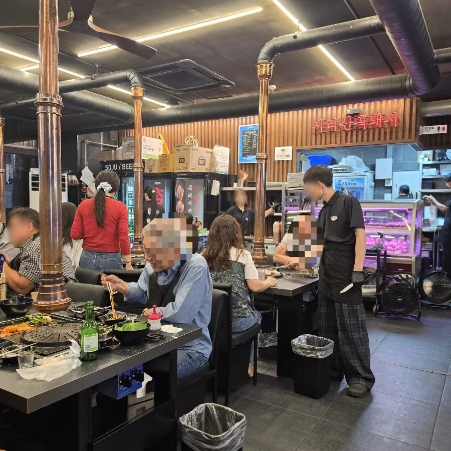Widely spaced tables at Cham Dwaejitgan Jongno Main Branch