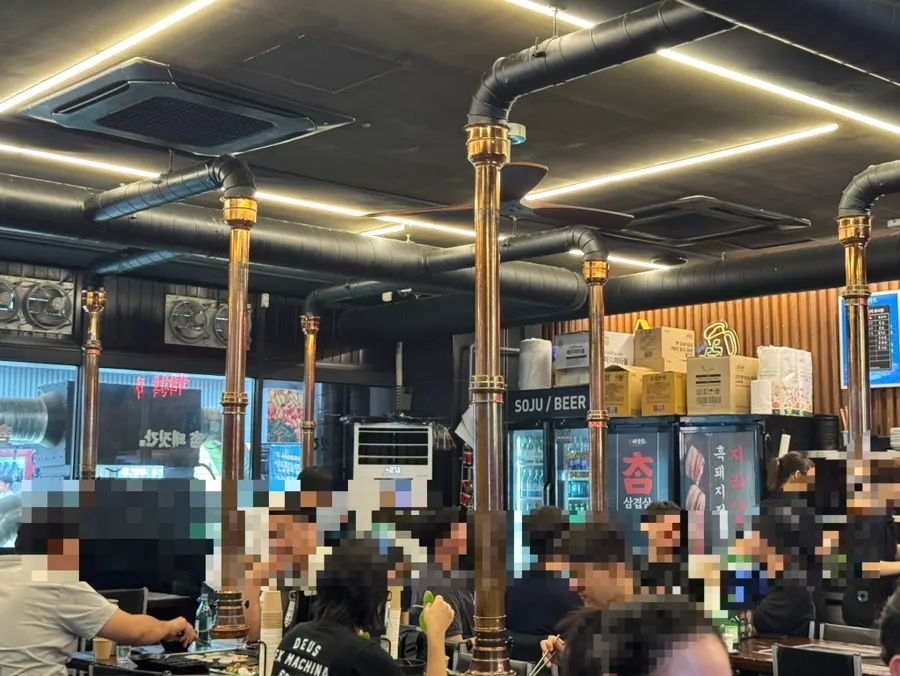Salón de Cham Dwaejitgan Jongno Main Branch empezando a llenarse durante el almuerzo del sábado