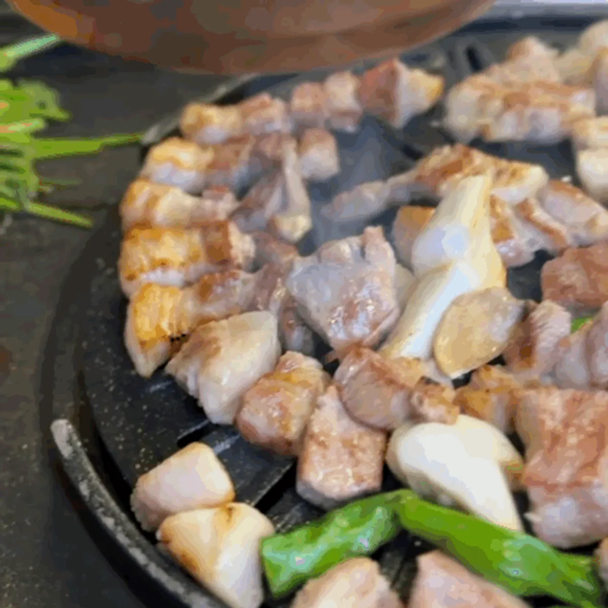 Cham samgyeopsal de Boseong nokdon asándose sobre la parrilla de carbón