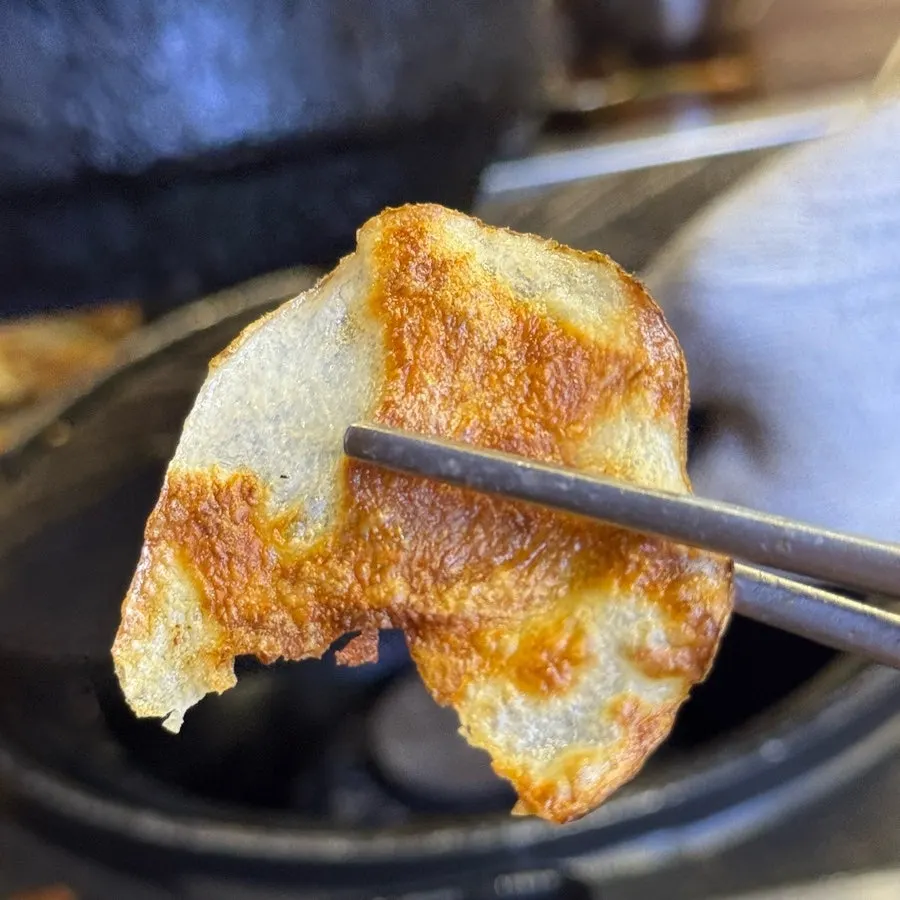 Trozo de samgyeopsal de Cham Dwaejitgan envuelto en minari