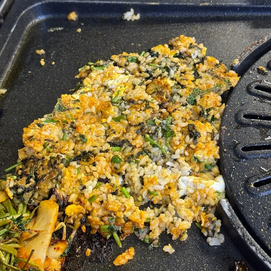 Papas asadas en la parrilla junto con la carne