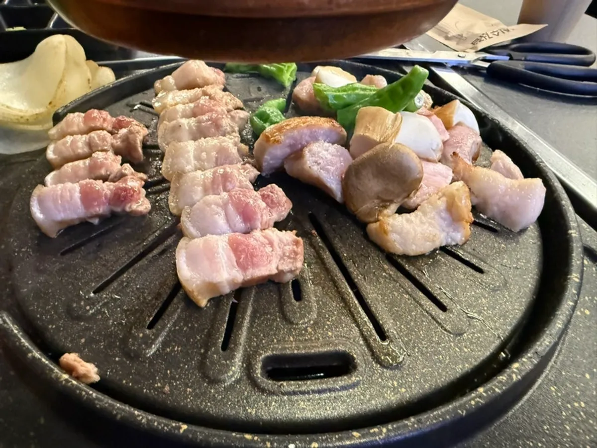 직원이 구워주는 왕겨 참숯 훈연 불판의 고기