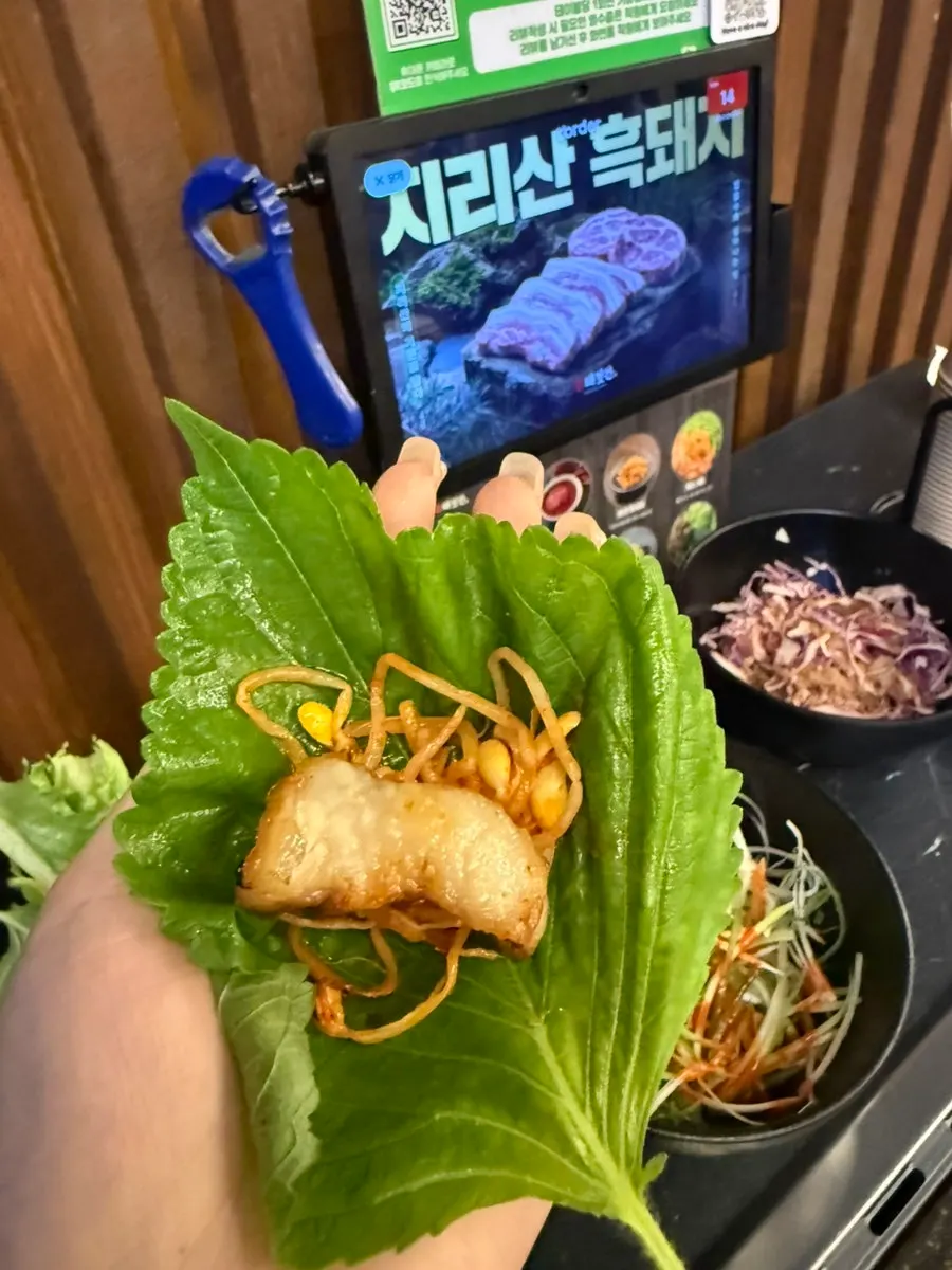 불판에서 구워지는 얇은 감자쌈 슬라이스