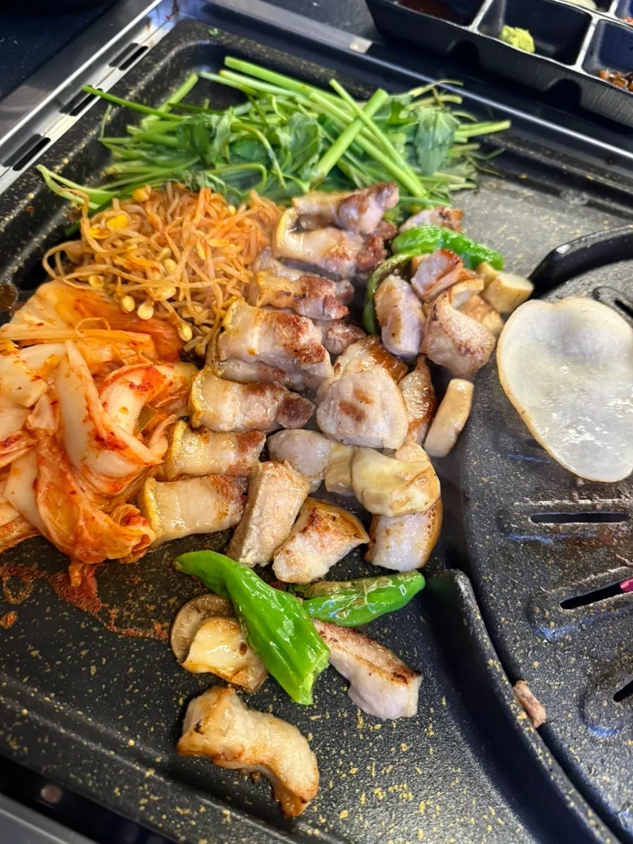 꽈리고추와 삼겹살을 얹은 쌈