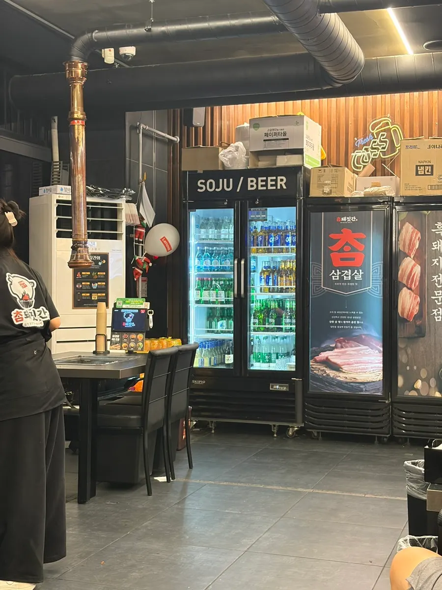 큰 불판이 놓인 참돼짓간 종로본점 내부