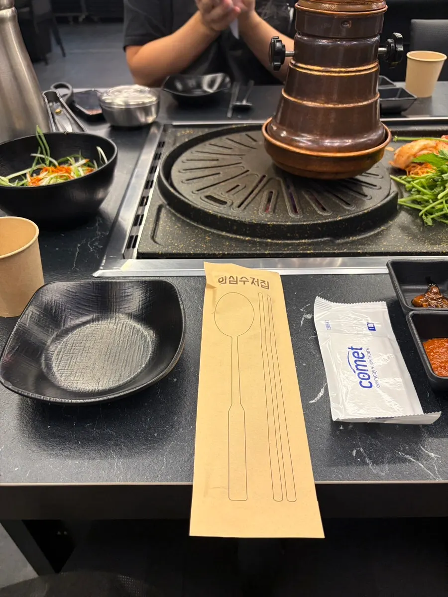 테이블에 미리 세팅된 밑반찬