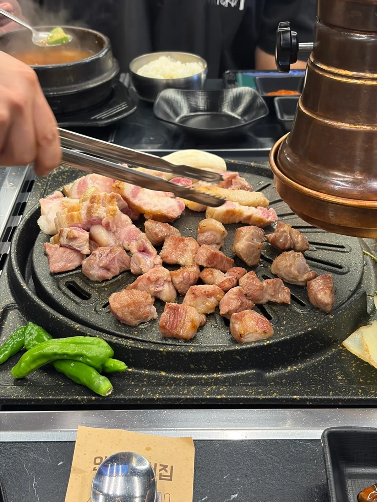 불판에서 구워지는 흑돼지 오겹살