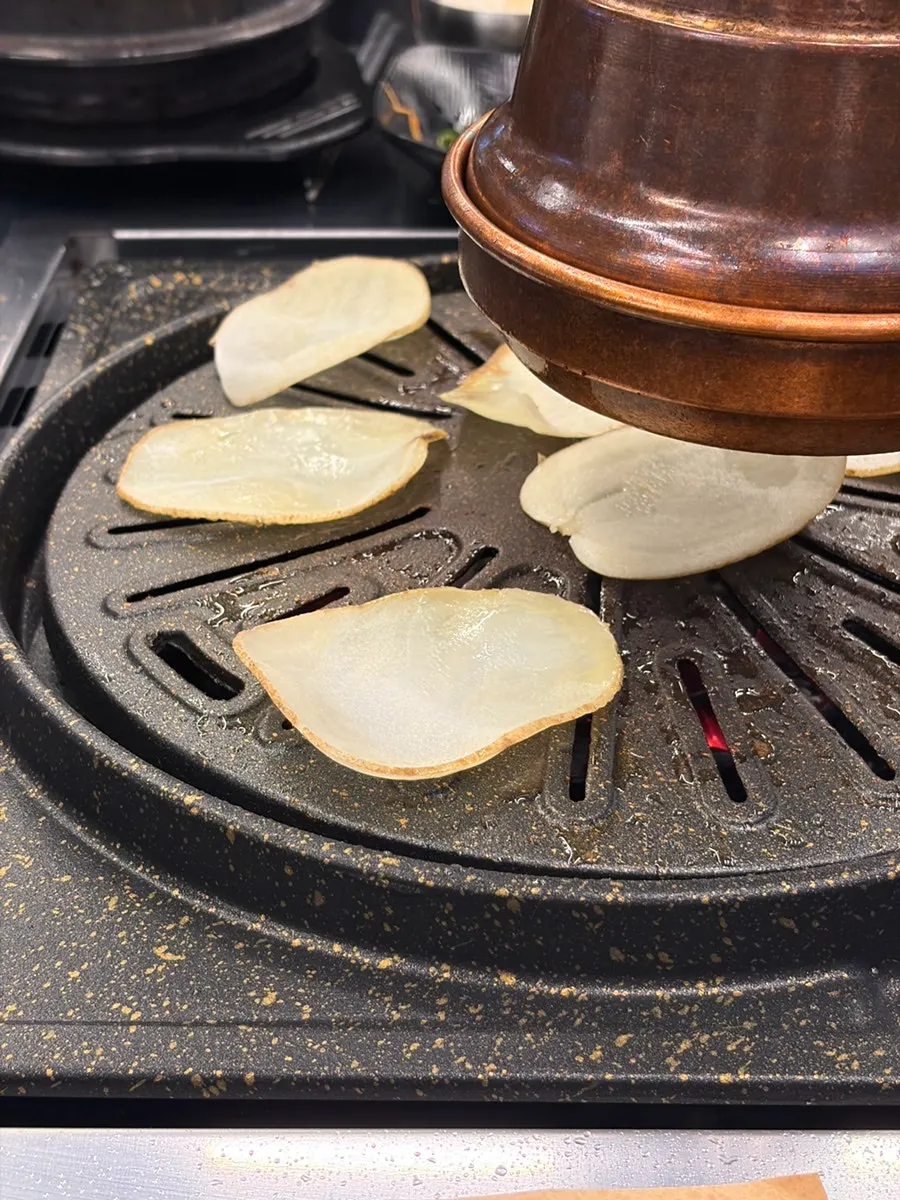 쌈에 싸 먹는 흑돼지 고기