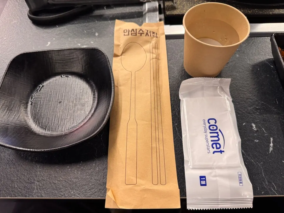 Individual six-compartment sauce plate
