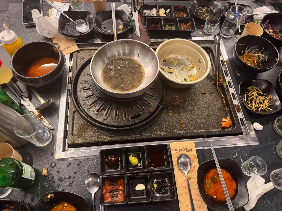 Emptied grill and table after the meal