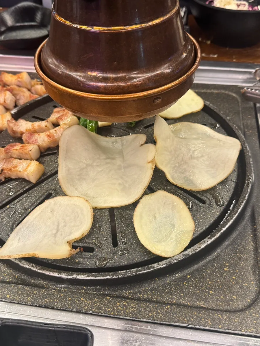 烤盤上煎烤的薄馬鈴薯片