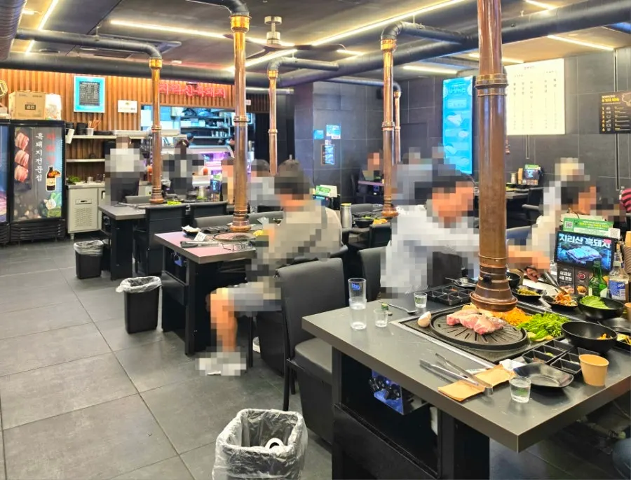 Interior of Cham Dwaejitgan Jongno Main Branch with generously spaced tables