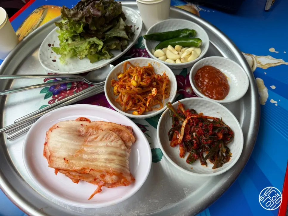 쟁반에 한 번에 나온 기본찬 구성