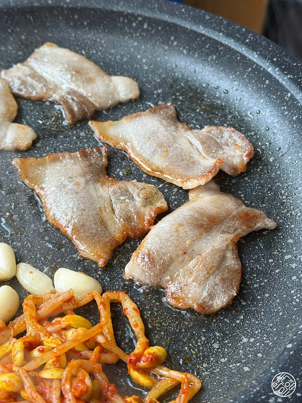 노릇하게 익어가는 냉동삼겹살