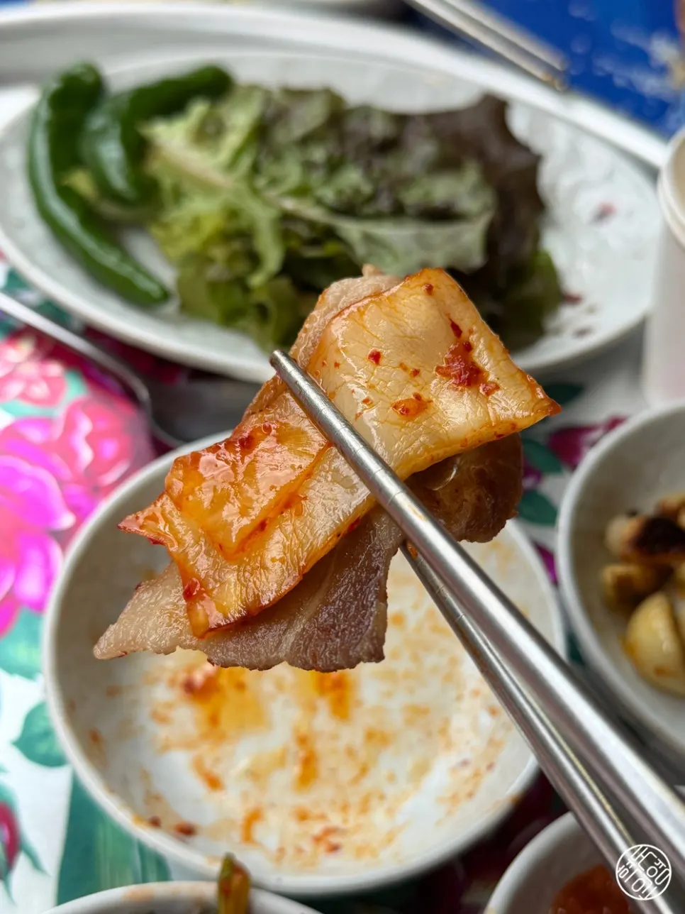 고기 기름을 머금고 익은 구운 김치