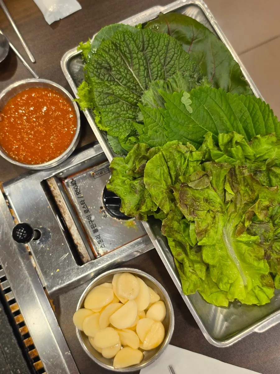Asamyuk Set table spread