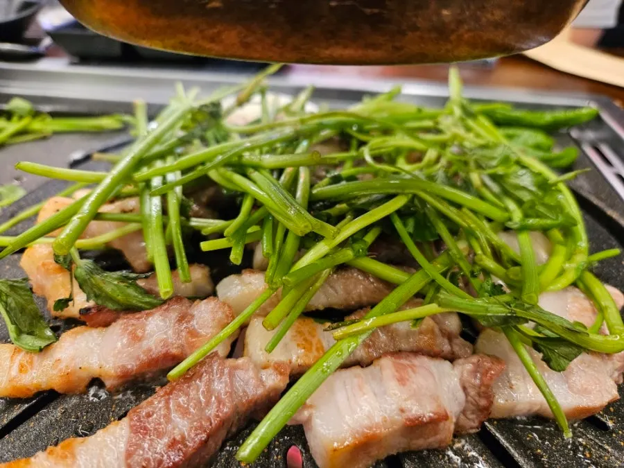 Grilled pork belly with domestic minari