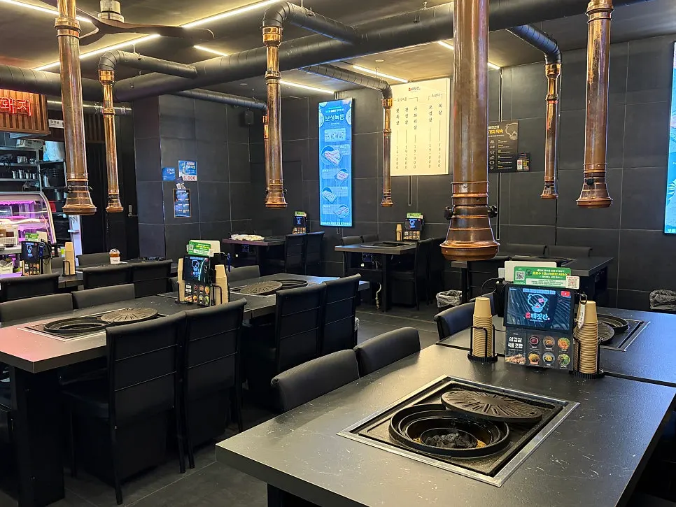 Interior of Cham Dwaejitgan with four-person tables