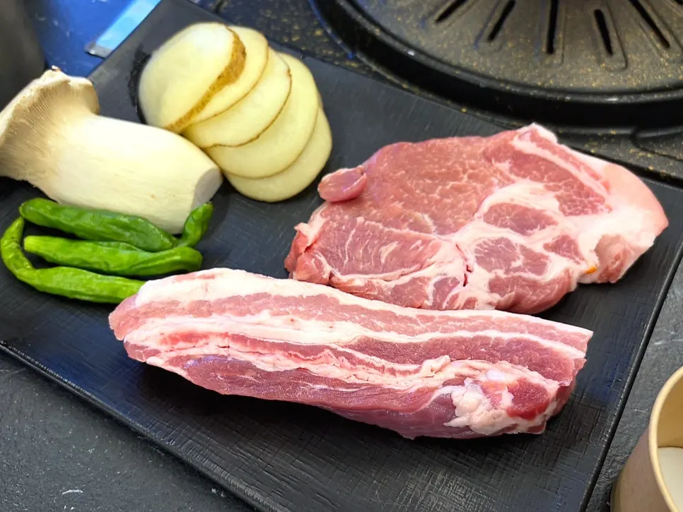 Raw cham samgyeopsal and kkotmokssal, two portions