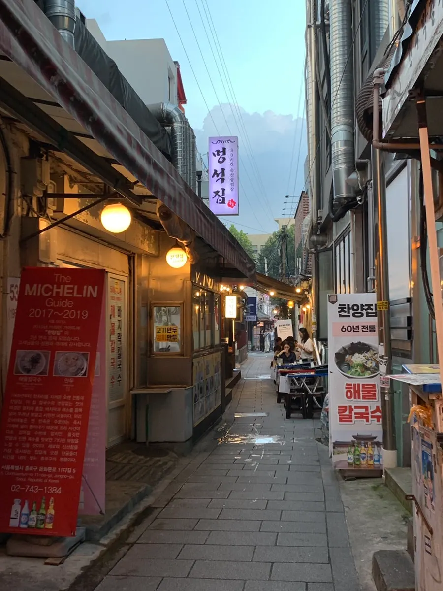 路地入口にあるモンソクチプ