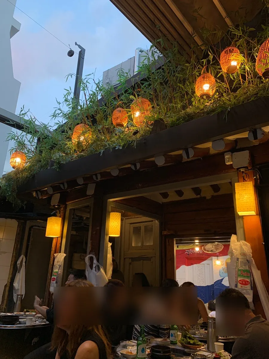 韓屋の雰囲気のモンソクチプ店内席