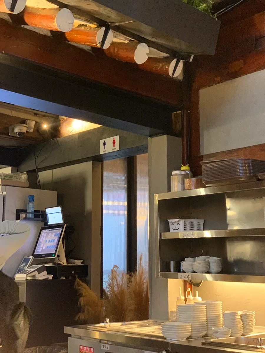 一枚ガラスの天井があるモンソクチプ店内