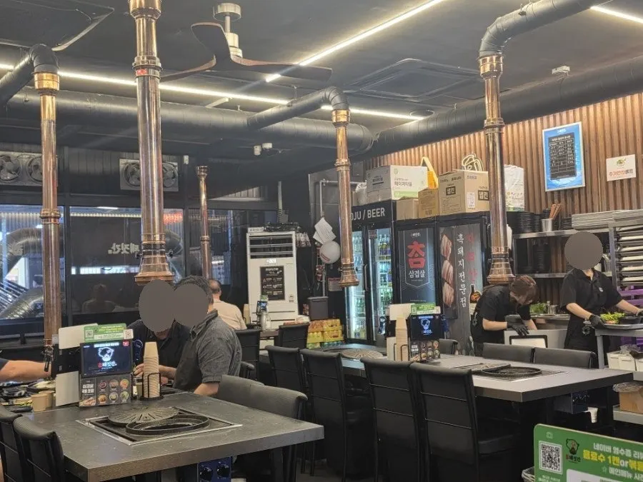 Table and grill at Cham Dwaejitgan Jongno Main Branch