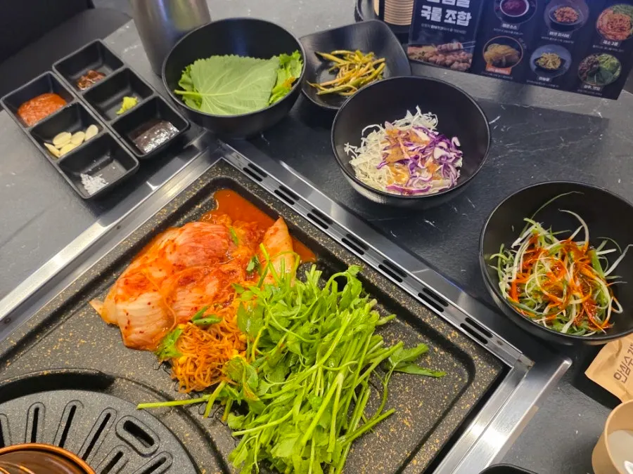 Grill table equipped with a ventilation duct