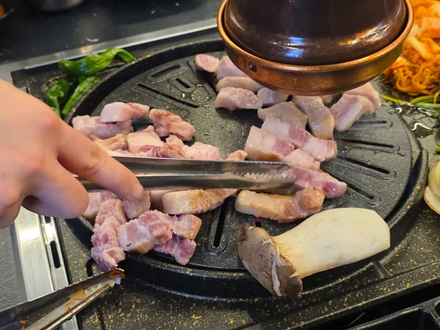 Pork belly and gabrisal with mushrooms and cheongyang pepper
