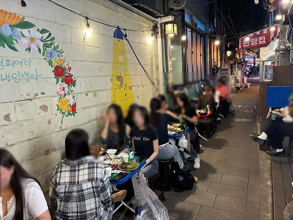 멍석집 야장과 실내 좌석 분위기