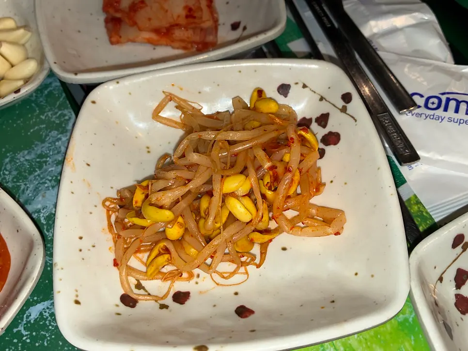 새콤한 양념의 김치와 콩나물 밑반찬