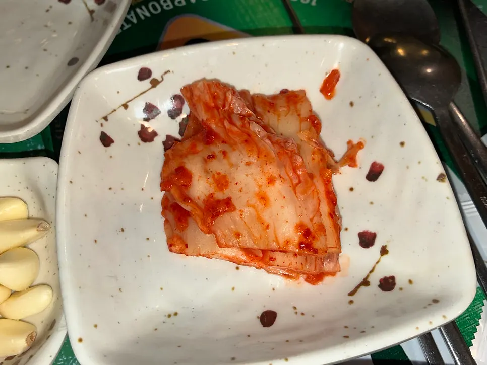 고기와 함께 구울 김치와 콩나물 접시