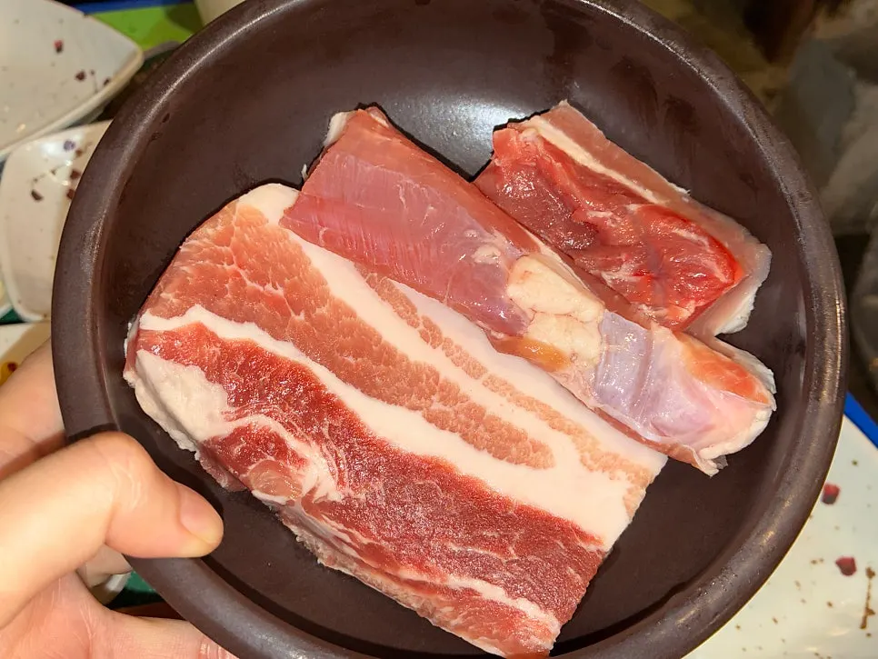 불판에 올린 두툼한 숙성삼겹살