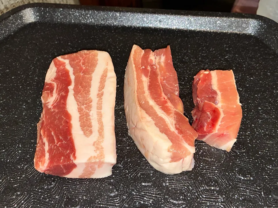야장 불판에서 구워지는 삼겹살