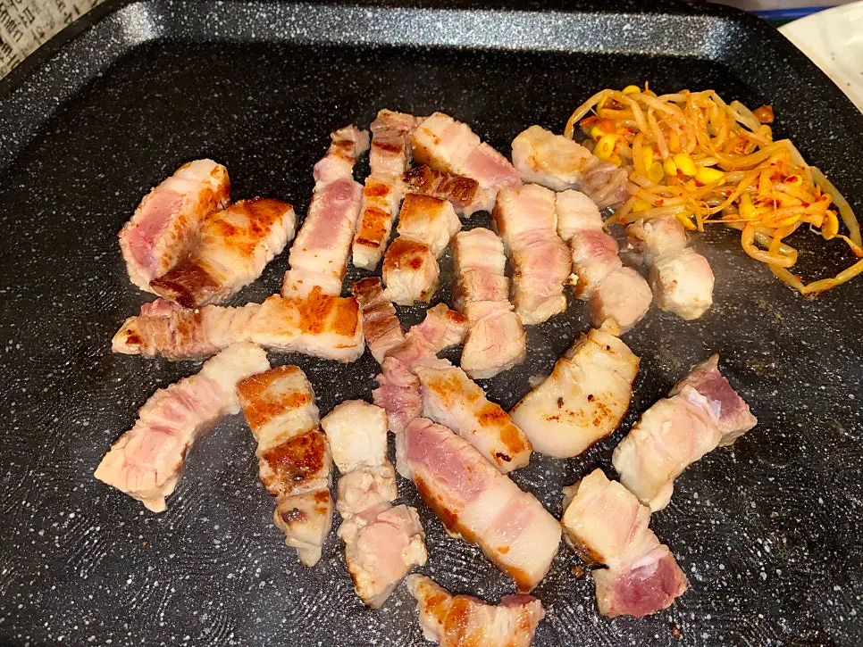 먹기 좋게 잘라 구운 삼겹살과 김치