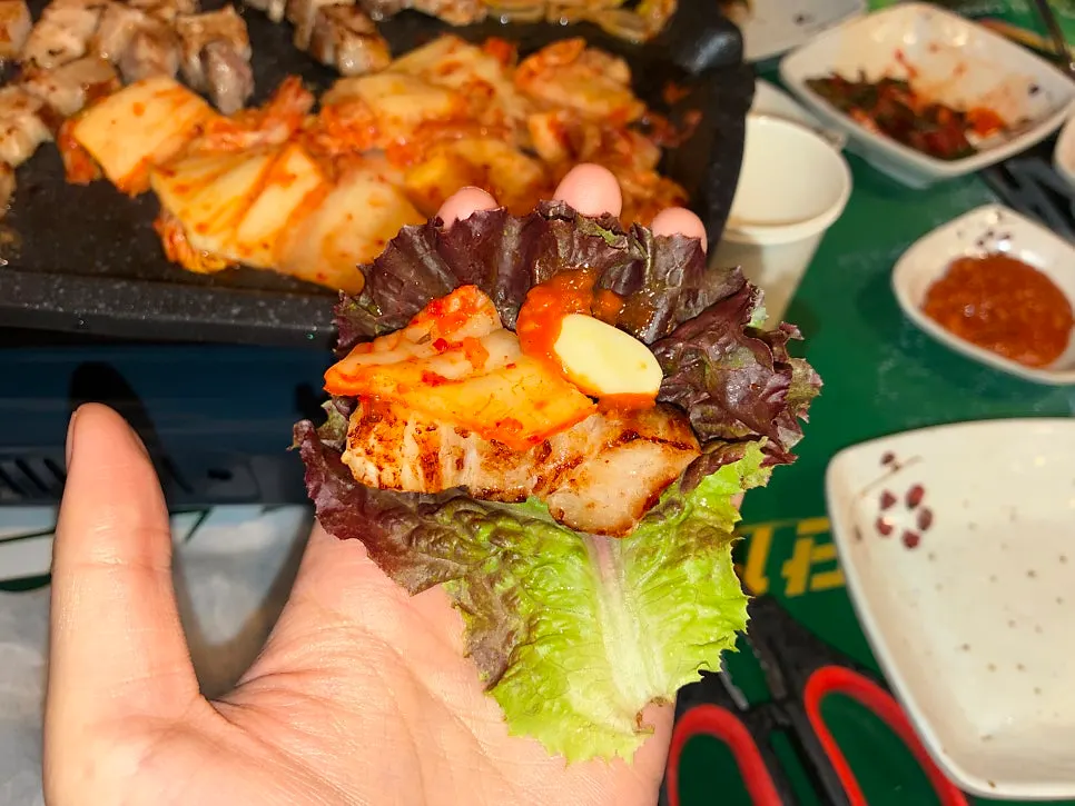 상추에 고기와 마늘, 쌈장을 올린 쌈