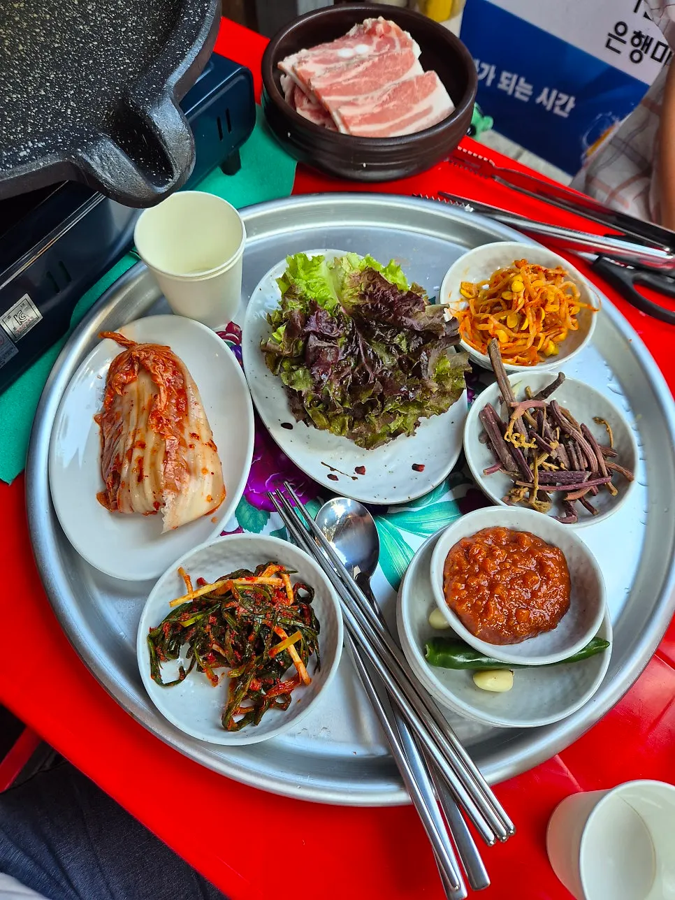 기본 밑반찬이 담긴 은쟁반