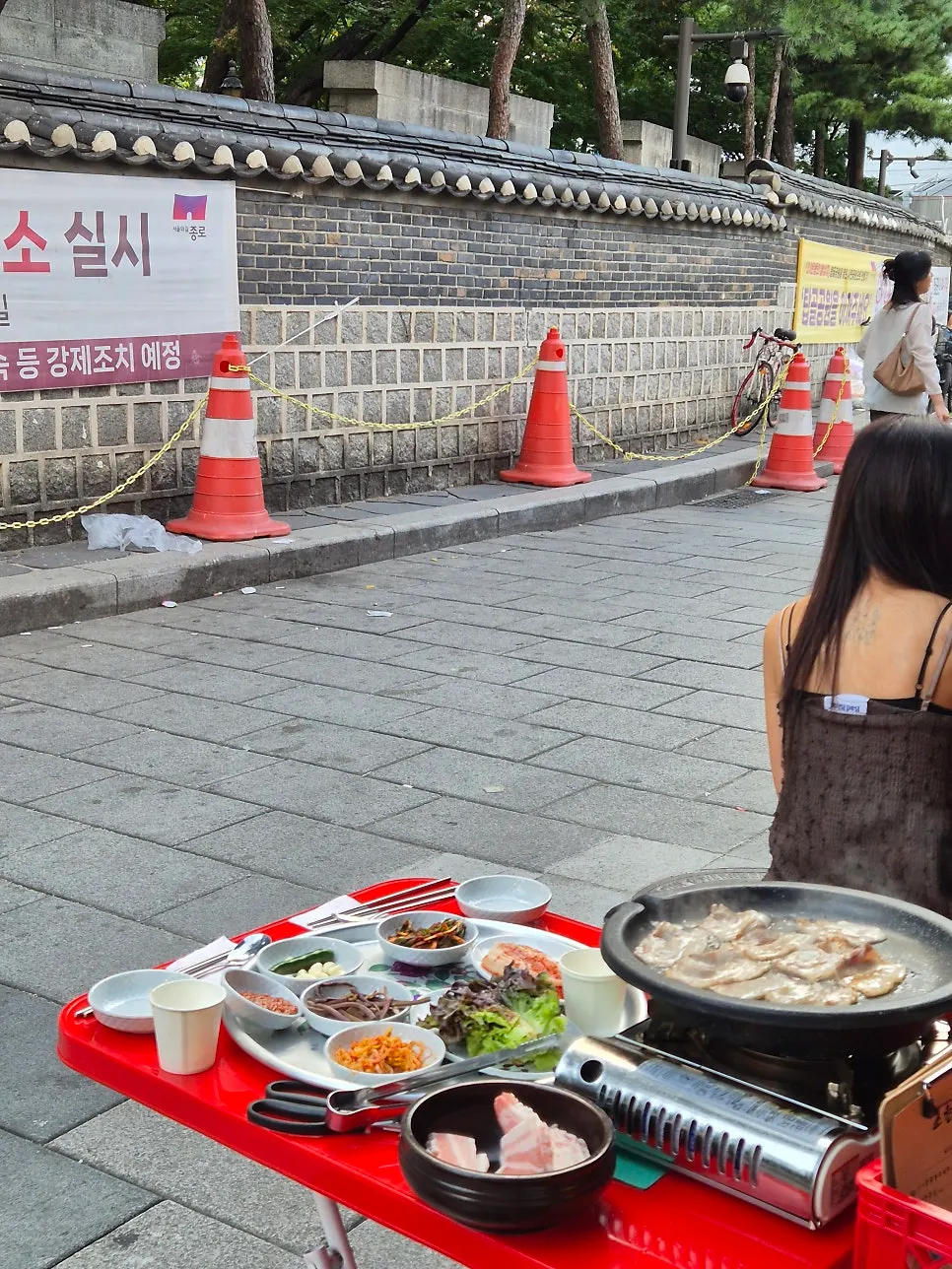 야장 끝자리에서 바라본 골목 풍경
