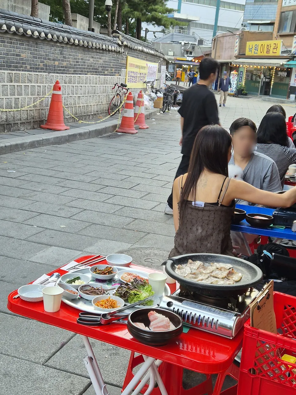 초원식당 야외 테이블과 탑골공원 돌담