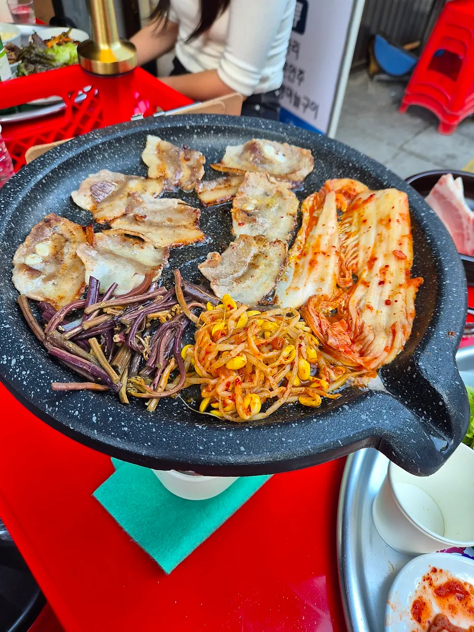 김치와 콩나물, 마늘을 함께 구운 불판