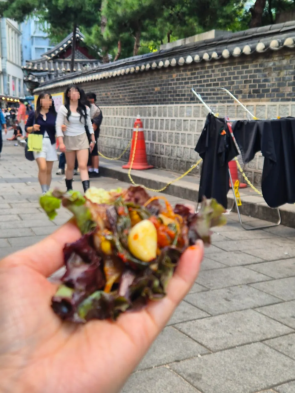 야장 테이블 위 맥주와 고기