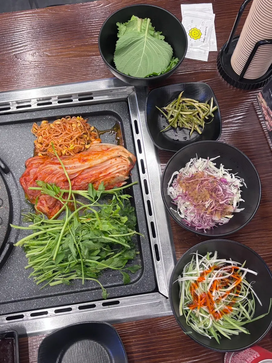 サムジャンと塩、わさびなどのタレと包み野菜の食卓