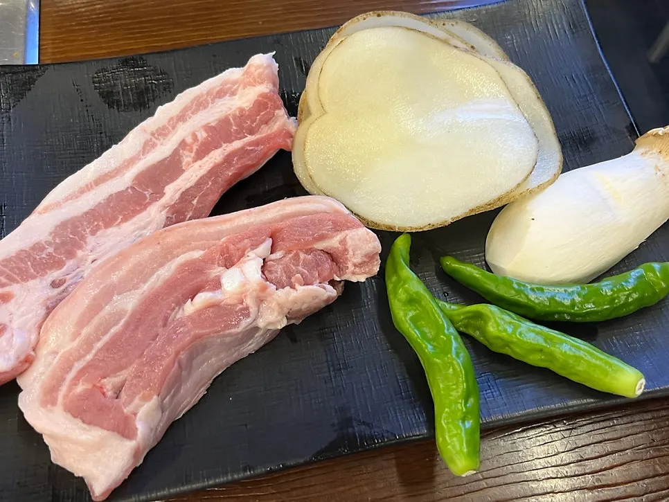 Plate of ordered raw pork belly and five-layer pork belly
