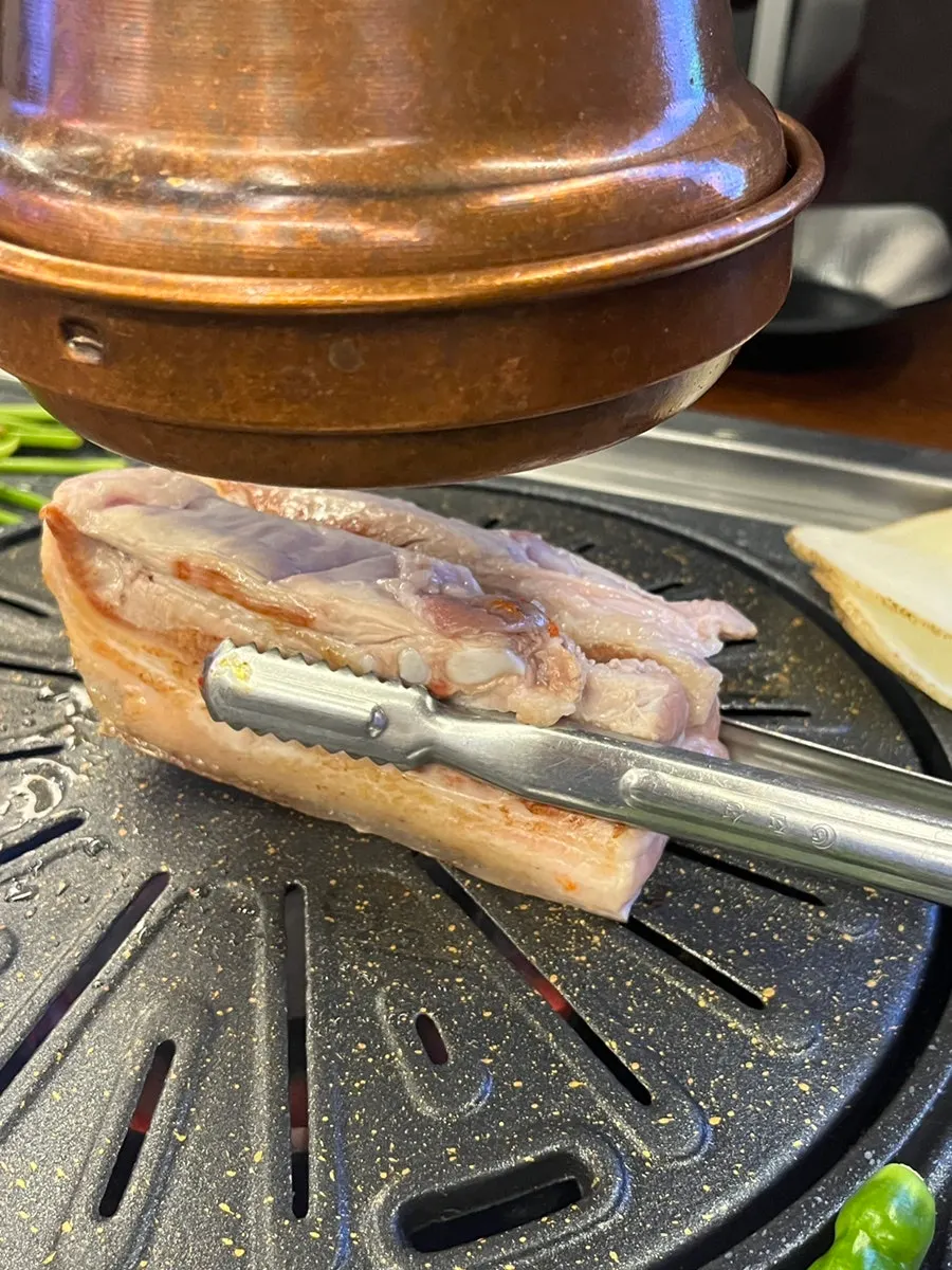 Pork belly and five-layer pork belly on the grill