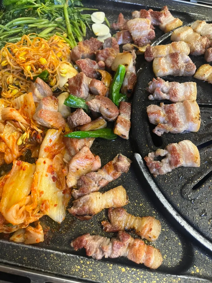 Potato wrap topped with meat and side toppings