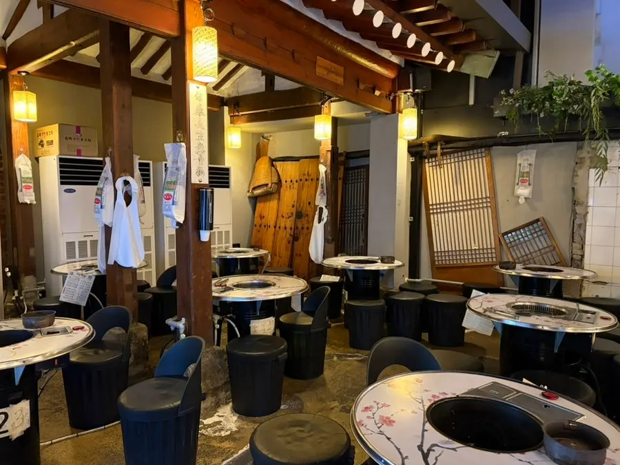 선선한 날 야외 고기 식사 자리