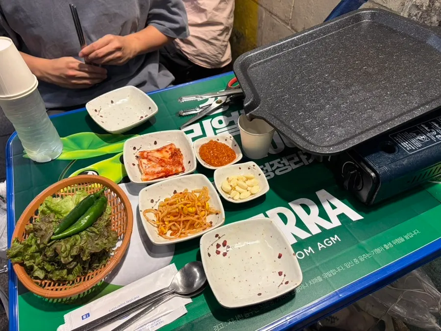 테이블에 붙은 멍석집 메뉴판