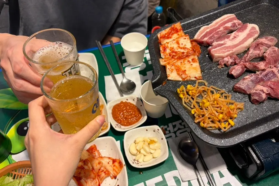 야외 테이블에서 굽는 삼겹살과 갈매기살