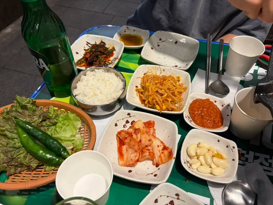 셀프바의 파김치와 기름장 반찬